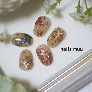 〚蝶々〛 こちらは手描きのJewelryに見立てたデザイン。
ジェルで描くから、無駄な出っ張りは出来ず、普段の生活はノンストレス。
輝きも、存在感も抜群。
大きさも、形も、色も自由自在。
おひとりおひとりにカスタマイズで作成🫶✨

どハマりされる方、続出🤭✨

可愛い蝶々派？
綺麗め蝶々派！？
どちらがお好みですか！？

#蝶々 
#蝶々ネイル 
#手描きネイルアート #オールシーズン #デート #女子会 #推し活 #ハンド #蝶々 #ビジュー #個性派 #カラフル #ジェルネイル #ネイルチップ #nails muu　まゆ #ネイルブック