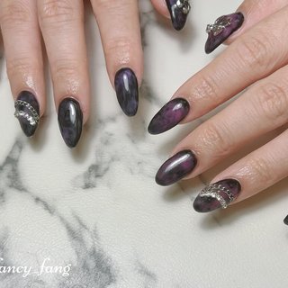 🫧 
アートし放題/デザイン持ち込み

ダークで可愛いブラックネイル×チェーンパーツ⛓️🖤

DIAMIチップで５本長さだししております✴︎

黒×紫×ピンクの組み合わせがめちゃ可愛かったです☺︎
ダークなデザインに似合うパーツたくさんあります🖤

#横浜駅東口 #横浜市ネイルサロン　#ネイルサロン横浜　#nail_fancy_fang #ダークネイル　#個性派ネイル　#ブラックネイル　#持ち込みネイル #持ち込みデザインok #アートし放題 #オールシーズン #ライブ #ハロウィン #推し活 #ハンド #ビジュー #チェーン #リボン #個性派 #ミディアム #ポイント #ピンク #パープル #ブラック #ジェルネイル #お客様 #nail_fancy_fang #ネイルブック
