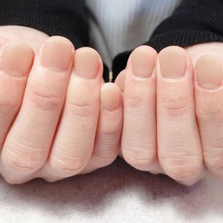 自爪風マット仕上げ 
職場が厳しい方にもおすすめ
自爪風ネイル💅

ジェルネイルは可愛いだけじゃなく
爪の補強にもなるので
折れにくくなります♪

いつもご来店ありがとうございます🙇‍♀️

/
当店では爪にも環境にも優しく
爪に潤いを与え
使うほど健康な爪へ導く
弱酸性ベースジェルを
導入しております。
\

✔️爪の傷みが気になる

✔️二枚爪

✔️爪が薄い

✔️爪が乾燥している

✔️縦筋が気になる

✔️ジェルネイルをずっと楽しみたい

などお悩みのお客様にぜひ試していただきたいです。

〜リピーター様特典〜
▪️4週間以内のご来店で
当店付け替えオフ¥550→無料(フットは6週間以内)

当店でご覧いただけます📺✨

✳︎Hulu
✳︎prime video
✳︎YouTube
✳︎TVer 

観たいものや
聴きたい音楽など
ご希望ございましたら
お気軽にお声掛けください🥰

📍飯坂温泉駅徒歩10分🚶‍♀️

9:30〜17:00
土日祝　9:30〜12:00

定休日→火曜日

　　　　
✳︎Nail
✳︎巻き爪補正
✳︎セルフホワイトニング　

〜Nailsalon MOMO〜

#福島市ネイルサロン#ネイルブック掲載店#nailbook_fan#福島市ネイルサロンmomo#ネイル#福島県ネイルサロン#befirst #飯坂温泉#大人シンプルネイル#福島市巻き爪サロン#ネイルブックおすすめサロン #ネイルブック#大人ネイル #ニュアンスネイル#オフィスネイル#ブライダルネイル#福島市飯坂町#大人ブライダルネイル#フットネイル#弱酸性ジェル導入店#オーダーチップ#ネイルチップ#オーダーチップ承ります#福島市弱酸性ジェル#弱酸性ジェルzeo#トレンドネイルデザイン#bestyさんと繋がりたい
#自爪風仕上げ #マットコート仕上げ #オフィス #ブライダル #ハンド #シンプル #ワンカラー #マット #大人 #お客様 #nailsalonMOMO福島県福島市 #ネイルブック