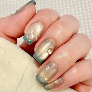 グレーとゴールドのマグネットネイルに水色のグラデーションを入れてもらいました。 うるうるの水玉もこれからの梅雨の時期らしいデザインになりました。

#マグネットネイル
#ニュアンスネイル 
#水色ネイル
#グラデーションネイル
#水玉ネイル #オールシーズン #梅雨 #海 #デート #ハンド #グラデーション #ミディアム #スクエア #水色 #グレー #ゴールド #ジェルネイル #j.lo #ネイルブック