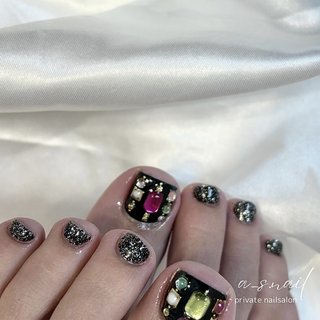 ⁡ 
⁡
ブラックベースに宝石のようなストーンたちが
きらきら映える💎♡

フットネイルはきらきら派手がおすすめです👏🏻



⁡
⁡
⁡
昨年より育休からサロン復帰しました𓍯
随時ご予約受け付けております♡
__________________________________________
⁡
　【お店情報】
　・𝐚_𝐬.𝐧𝐚𝐢𝐥 (ｱｰｽﾈｲﾙ)
　・岐阜県羽島郡岐南町徳田西( 確定後詳細お伝えします)
　・営業時間:10時〜21時( 最終受付19時 )
　・定休日: 水曜日･土曜日+不定休
　・お支払い方法:現金またはpaypay
　・ご予約方法:ネイルブックまたは公式LINE
⁡
　ネイルサロン迷子、初心者の方大歓迎♡
　シンプルな大人綺麗めデザインが得意
　自爪に優しいフィルイン施術
__________________________________________
⁡
⁡
⁡
⁡
#綺麗めネイルデザイン #岐阜県ネイル #岐阜県ネイルサロン #岐阜ネイル #岐南ネイル #岐南ネイルサロン #綺麗めネイル #きれいめネイル #キレイめネイル #岐南町 #岐南町ネイル #岐南町ネイルサロン #宝石ネイル #ブラックネイル #フットネイル夏 #フットネイルデザイン #グリッターネイル #夏 #旅行 #七夕 #海 #フット #ラメ #キラキラ #スクエアオフ #ブラック #シルバー #ジェルネイル #お客様 #a_s.nail ( ｱｰｽﾈｲﾙ ) #ネイルブック