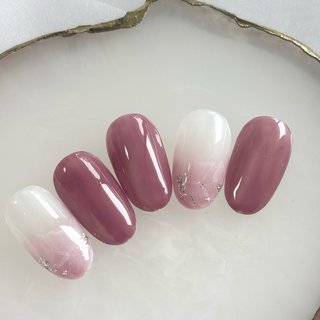 【上品に咲く花とグラデーション】 

深みのあるローズカラーと、ふんわりと咲くフラワーアート✨
繊細なラメが華やか✨
抜け感のあるホワイトをベースに軽やかなデザインに♪


#初夏ネイル
#紫陽花ネイル
#マグネットネイル
#大人可愛いネイル
#シンプルネイル
#ピンクネイル
#カラフルネイル
#5月ネイル
#6月ネイル
#夏ネイル
#ボタニカルネイル
#ナチュラルネイル #オールシーズン #梅雨 #オフィス #デート #ハンド #水彩 #グラデーション #フラワー #大人 #ジェルネイル #Natural Miche #ネイルブック