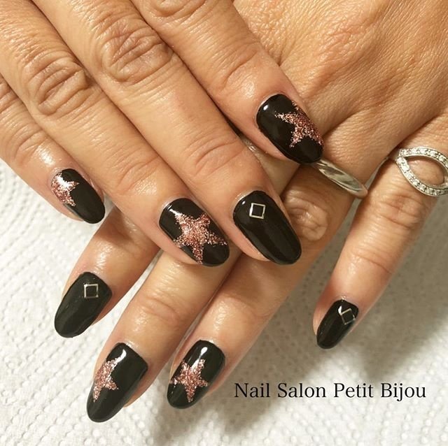 オールシーズン クリスマス ハンド ミディアム ブラック Nail Salon Petit Bijouのネイルデザイン No ネイルブック