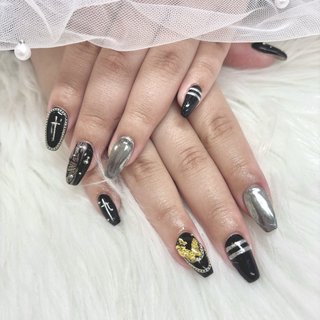 #5月ネイル #黒ネイル #ミラーネイル #かっこいい #蝶々パーツ #白黒ネイル #ダークカラー #ロック #チェーン #オールシーズン #ライブ #ハロウィン #ハンド #蝶々 #チェーン #ミラー #大人 #個性派 #ロング #スクエア #ブラック #ゴールド #シルバー #ジェルネイル #キヨ #ネイルブック