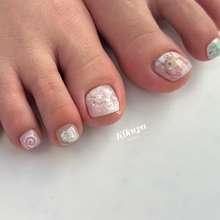 . 
- -

☁️🎀🍥🧁

ほわほわ 絵本みたいなアートは手書きでっす

- -

●Foot all desigh　¥12650

.

＿＿＿＿＿＿＿＿＿＿＿＿＿＿＿＿＿＿＿＿＿＿＿＿

Kikuya nail salon📍Nakameguro

10:00-21:00

＿＿＿＿＿＿＿＿＿＿＿＿＿＿＿＿＿＿＿＿＿＿＿＿

#kikuyanailsalon #中目黒ネイルサロン #代官山ネイルサロン #ニュアンスネイル #ワンカラーネイル #個性派ネイル #韓国ネイル #お任せネイル #パラジェル #フィルイン #手描きネイル #ちゅるんネイル#クリアネイル #一癖ネイル #手が綺麗に見えるネイル #フットネイル #概念ネイル #絵画ネイル #手描きアートネイル #夏ネイル #夏 #七夕 #海 #リゾート #フット #概念ネイル #ニュアンス #個性派 #絵画 #ショート #スクエア #ホワイト #ピンク #パステル #ジェルネイル #お客様 #Kikuya nail salon（旧）Cobito nail #ネイルブック