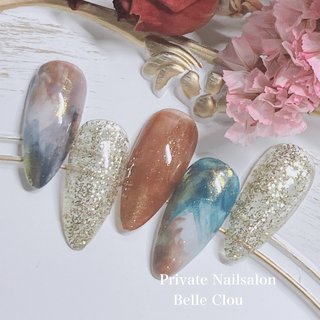 ひと癖ニュアンス フットネイルにしても可愛いデザインです。

ブラウンとブルーの落ち着いたカラーの組み合わせです🩷

_____________________________

こちらのサロンではお好きなデザイン、カラーの組み合わせでお作りすることができます🎵
✴︎ジェルネイル初めての方、大歓迎
✴︎かわいい、キレイなデザインが好き💕
✴︎シンプルからひと癖ネイルもお任せ！
✴︎ゆっくり落ち着いた空間が好き
✴︎デザインを相談しながら決めたい💕
✴︎駐車場あります🅿️
✴︎定額制ネイルあり💅
✴︎次回ご予約でオフ代無料と3週間保証💕
✴︎お爪に合わせたベースを選んで施術（追加料金なし）
【定休日】土日、祝日
【営業時間】10時〜16時 1日、2組様限定サロン
_____________________________

#名古屋市守山区ネイルサロン#尾張旭市#春日井市#瀬戸市#夏ネイル#6月ネイル#フットネイル #ニュアンス #夏 #めぐみ #ネイルブック