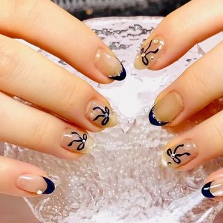 こちらのリピーター様は、 シャンパンゴールドのマグをベースに、
ネイビーのへなちょこリボンとフレンチです💅

とてもお似合いですね💕
いつもありがとうございます🥰

⁣
 ⁣
=====================⁣
美意識の高い大人の女性へ⁣
ネイルサロンって、
どこも同じような仕上がりだと⁣
思っていませんか？⁣
=====================⁣
⁣
西巣鴨のネイルサロンじゅじゅネイルは、⁣
⁣
✔︎ネイルアートが大好き❣️⁣
⁣
✔︎自分だけのこだわりのネイルデザインにしたい…⁣
⁣
✔︎人がたくさんいる大型サロンが苦手…⁣
⁣
✔︎担当が変わらず、ずっと同じネイリストに担当してほしい…⁣

✔︎ネイルサロンで、思った通りになった事がない...
⁣
✔︎ネイルサロンは、若い子が行くものだと思っている…⁣
⁣
✔︎初めてのネイルサロンでどこを選べばいいかわからない… ⁣
⁣
✔︎ネイルがすぐに浮いてしまう…⁣
⁣
✔︎爪が薄くて割れたり欠けたりしてしまう…⁣
⁣
✔︎スピード重視でなく、丁寧な施術をしてほしい…⁣
⁣
✔︎４週間しっかり長持ちするジェルネイルがしたい…⁣
⁣
とお思いの女性のためのネイルサロンです😊⁣
⁣
爪を傷めず、⁣
優しく丁寧な施術で4週間長持ちする⁣
あなただけのこだわりネイルを⁣
手に入れませんか？⁣
自分に自信が持てて、⁣
毎日がハッピーになりますよ♪⁣
そして、周りの人まで⁣
ハッピーにしちゃいましょう❣️⁣
⁣
⁣
じゅじゅネイルは、⁣
ネイルアートが得意なネイルサロンです💅⁣
カラージェルは1000色以上あり、
豊富なサンプルをご用意しています✨⁣
オーナーネイリストのじゅじゅは⁣
10年間水彩画をやっていたので、⁣
ニュアンスネイル・マーブルネイル・大理石ネイル⁣
・リキッドネイル・フラワーネイルなどが得意です♪⁣
⁣
トレンドネイルも大好きなので、⁣
豊富な商材をご用意しています💕⁣
全てのコースが、パーツ込み料金ですよ💅⁣
カラーチェンジも無料です♪⁣
リクエスト・お持ち込みも大歓迎❣️⁣
 （痛ネイル・キャラクターネイルはお断りしています。⁣
また、お時間がかかる場合があります。）⁣
⁣
⁣
初めてご来店のお客様には、⁣
1000円オフで施術させて頂きます♪⁣
詳しくは、メニューページをご覧ください。⁣
3月〜5月は、スプリングキャンペーン実施中❣️
初回割引とも併用頂けます✨
⁣
⁣
店内・ネイル器具の⁣
消毒や換気は徹底させて頂きますが、⁣
ご来店時のマスク着用は⁣
お客様のご判断にお任せいたします。⁣
マスク着用・スニーズガード設置済で⁣
施術いたします。⁣
⁣
⁣
※ご予約・ご変更・キャンセルは、⁣
24時間前までにお願いいたします。⁣

⁣
⁣
#巣鴨ネイル #巣鴨 #巣鴨美容 #西巣鴨 #西巣鴨ネイル #西巣鴨美容 #大塚 #大塚ネイル #大塚ネイルサロン #大塚美容 #板橋 #板橋ネイルサロン #板橋美容 #巣鴨カフェ #巣鴨グルメ #西巣鴨カフェ #西巣鴨グルメ #大塚カフェ #大塚グルメ #板橋カフェ #板橋グルメ #池袋ネイルサロン #マグリボンネイル #lablight #春 #夏 #オールシーズン #梅雨 #ハンド #フレンチ #ビジュー #ホログラム #マグネット #リボン #ミディアム #オーバル #ベージュ #ネイビー #シルバー #ジェルネイル #お客様 #じゅじゅ #ネイルブック