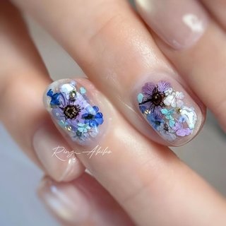 🩵フラワーボックスネイル 🩵 
まるでニコライバーグマンのフラワーボックスを指先に閉じ込めたような、華やか押し花ネイルになりました💙

押し花の美しさと透明感のあるolomagnetが指先を優しく彩ります✨

お肌の色や雰囲気に合わせて
似合うカラーやデザインをご提案しています。
「こんなデザインにしたい…」というざっくりしたイメージでも大歓迎です💙

📍ご予約・お問い合わせ
Ring 恵比寿
恵比寿駅東口から徒歩5分
Open: 11:00〜21:00 / 月曜日定休
InstagramのDMまたはプロフィールリンクからどうぞ💌

#押し花ネイル #大人ネイル #おまかせネイル 
#ラグジュアリーネイル #上品ネイル #透明感ネイル 
#ネイルデザイン #恵比寿ネイル #春ネイル 
#似合わせネイル #シンプルネイル #大人女子ネイル
#ニコライバーグマン #春 #シンプル #押し花 #大人 #AKIKO（Ring恵比寿） #ネイルブック