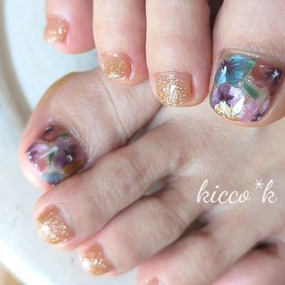 . ― 𝐹𝑜𝑜𝑡 𝑛𝑎𝑖𝑙𝑠 ―
 
先月に引き続き
パンジーフットネイル💜
おかわりしてくださいました💛

カラフルな微粒子マグネットで描くパンジーに
光当たると輝くオレンジのフラッシュネイルが
相性◎

もうサンダル履きたい季節ですね〜☺︎︎


⊱⋅ ───────── 𖧷 ───────── ⋅⊰
✧ご予約、お問い合わせは
インスタDMまたは、
プロフィールのネイルブックURL
よりお願いいたします

𝚗𝚊𝚒𝚕𝚜𝚊𝚕𝚘𝚗 𝚔𝚒𝚌𝚌𝚘＊𝚔（キッコ）
@kicco_k.nail

完全予約制(１日３名様限定)
✧埼玉県八潮市にあるプライベートサロンです

✧TX八潮駅南口より
　徒歩11分 または、バス5分
　🅿駐車場 有

⊱⋅ ───────── 𖧷 ───────── ⋅⊰
✧𝚔𝚒𝚌𝚌𝚘＊𝚔 はこんな方にオススメです𖧷

⌑ネイルサロンは初めて
⌑プライベート空間でネイルを楽しみたい

⌑自爪を痛めずにジェルネイルを楽しみたい
(アセトンを使わないオフ．ベース一層残し推奨)
⌑ジェルネイルをしながら自爪を育てたい
⌑爪の状態を相談出来る
⌑巻爪、深爪で悩んでいる

⌑カラーやアートを一緒に考えてくれる
⌑色にはこだわりたい！沢山の中から選びたい
⌑こだわりネイルがしたい

⌑月1回のひと時、ゆったりリラックスしたい
⌑ハンドスパ、フットスパで癒やされたい
⌑もしものときは、お子様と同席したい．．．

おひとりおひとりの悩みやお好みに添えるよう、一生懸命施術いたします。

✧リピーター様は、2ヶ月先までご予約いただけます。

⊱⋅ ───────── 𖧷 ───────── ⋅⊰
#emenaアンバサダー24#NEWLYアレンジ#PR#パンジーネイル#フラワーネイル#マグネットネイル#フラッシュネイル#フラワーフットネイル #フットネイル 
#footnails #manicurist #ジェルネイル #ネイルデザイン #大人ネイル#八潮市 #八潮ネイル #八潮ネイルサロン #自宅ネイルサロン 
#kicco_k #秋 #デート #女子会 #フット #フラッシュ #フラワー #マグネット #ショート #スクエア #オレンジ #ゴールド #カラフル #ペディキュア #お客様 #𝑘𝑖𝑐𝑐𝑜_𝑘.𝑛𝑎𝑖𝑙 #ネイルブック