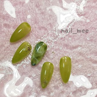 新緑をイメージする、明るめのクリアグリーン🌿 グリーンの大理石風ネイルでみんなと差をつけて。
#グリーンカラーネイル 
#だいりせき風ネイル #春 #夏 #ハンド #秋山きょうり(えりたか) #ネイルブック