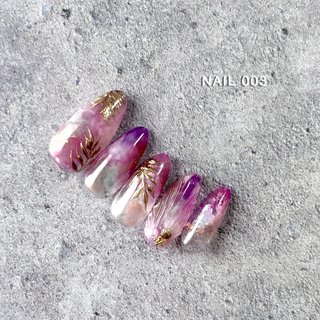 目安　サンプルコース 130分〜 ※コースは お客様の爪の長さ･大きさ･オフの有無･アートの複雑さ等により異なる

初夏ボタニカルネイル🌱

クリア感を残したもやもやネイルに
人魚のウロコや　ゴールドのボタニカルアートで
涼しげ夏ネイル✨
ベースカラーをブルー系に変えると
更に涼しい指先に🩵

夏ネイルに迷っている方は是非♡

𓈒 𓏸 𓐍𓂃 𓈒𓏸𓈒 𓏸 𓐍𓂃 𓈒𓏸 𓈒 𓏸 𓐍𓂃 𓈒𓏸𓈒 𓏸 𓐍𓂃 𓈒𓏸

NAIL 003

沖縄県 那覇市 牧志2丁目22-6
ハウスたから2-B（無料駐車場有）
🔹営業時間🔹 12〜22時
🔹休日🔹不定休 完全予約制

⚠️ご予約お問合せは、Gメール・LINE・nail bookから！

◇✉️ →nail00307@gmail.com
◇LINE@ID → @ipb7877l
◇ネイルブック→ https://nailbook.jp/nail-salon/21201/reservation/

𓈒 𓏸 𓐍𓂃 𓈒𓏸𓈒 𓏸 𓐍𓂃 𓈒𓏸 𓈒 𓏸 𓐍𓂃 𓈒𓏸𓈒 𓏸 𓐍𓂃 𓈒𓏸 

TEL 098-880-0667
お電話は、ご予約された方の当日キャンセル･変更の連絡のみ。
お問合せやご予約は、LINE･メール･nail bookからお願いします。
ネイリストが1人のため、施術中は返信出来ません。
お時間に余裕を持ってお問い合わせ下さいませ。
（メール等24時間以内に返信。電話折返し無し）


#大人ネイルデザイン 
#那覇市ネイル 
#nailbook_fan 
#フィルイン対応 
#ボタニカルネイル 
#夏ハンド #夏 #旅行 #海 #リゾート #ハンド #ニュアンス #スターフィッシュ #マーメイド #ボタニカル #ミラー #ミディアム #ポイント #ピンク #パープル #ゴールド #ジェルネイル #ネイルチップ #nail003 #ネイルブック
