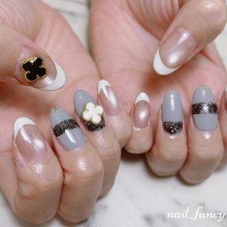 🫧 
綺麗めデザイン💎✨
※こちらのお花型のパーツはお客様の持ち込みですので当店にはございません。

アートし放題で持ち込みデザインを元にカラー提案させていただきました！

フレンチのベースをベージュのマグネット一度塗りにして中央に円状に光を集めているのですがこれが本当に綺麗でおすすめです♡

綺麗めネイルのオーダーも大歓迎ですので気兼ねなくお申し付けください✨✨

#横浜駅東口 #横浜市ネイルサロン　#ネイルサロン横浜　#nail_fancy_fang　#大人可愛いネイルデザイン #綺麗めネイル #アートし放題 #手が綺麗に見えるネイル #オールシーズン #オフィス #パーティー #ハンド #フレンチ #マグネット #ミラー #大人 #個性派 #ミディアム #オーバル #ホワイト #ベージュ #グレー #ジェルネイル #お客様 #nail_fancy_fang #ネイルブック