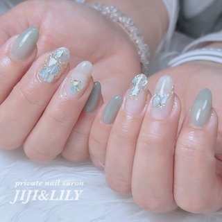 💅『シェルタイル』｜5月の定額デザイン✨ 
透明感×輝きが美しい、
人気のシェルタイルネイル🧡
春夏にぴったりの大人可愛いデザインです🌿

指先から季節を楽しんでみませんか？

＿＿＿＿＿＿＿＿＿＿＿＿＿
他のデザインはこちらから⤵︎
👉 @nail.jijilily.keiko 😊
＿＿＿＿＿＿＿＿＿＿＿＿＿

⸻

🌿ジジ＆リリー Nail Salon🌿

狭山市｜1日2組限定プライベートサロン

✨丁寧な施術 × 爪に優しいネイル✨
完全予約制・落ち着いた空間でゆっくりネイル時間を。

⸻

🗺 アクセス

🚗 西武新宿線「狭山市駅」東口より車で8分
🚌 バス停「西武狭山台ハイツ」または「狭山台三丁目」より徒歩5分
🅿 敷地内駐車場完備

⸻

🕘 営業時間（1日2組限定）

・午前の部：9:00～
・午後の部：14:00～
※完全予約制
※定休日：土曜・日曜・祝日

⸻

💳 お支払い方法

PayPay・各種クレジットカード対応

⸻

💖 初回限定特典

他店オフ無料！

⸻

🌸 サロンの特徴

・フィルイン対応：アセトンを使わず、爪にやさしい施術
・丁寧重視の施術：スピードよりも仕上がり＆満足度を大切に
・平均4週間以上のモチの良さ
・ジェルアレルギー対応：ネイルパフェジェル使用
・弱酸性ジェルあり：シャイニージェル使用で短期間派にも◎
・巻き爪矯正対応：痛み軽減・見た目も自然に補整可能✨

⸻

📩 ご予約はプロフィールに記載のURLより
お問い合わせはDMまたはLINEからお気軽にどうぞ♪

#シェルタイル
#シェルタイルネイル
#5月ネイル
#定額ネイル
#ニュアンスネイル
#春ネイル
#夏ネイル 
#巻き爪矯正
#フィルイン対応サロン
#アレルギー対応ジェル
#ジェルアレルギー対応
#爪に優しい
#maogel #maogel導入サロン埼玉 #maogel導入サロン狭山 
#狭山市駅 #狭山市ネイルサロン #埼玉県狭山市
#猫のいるネイルサロン
#ネイルブック掲載サロン #春 #夏 #ハンド #シェル #ニュアンス #ホワイト #グリーン #ゴールド #ジェルネイル #お客様 #ジジ&リリー #ネイルブック