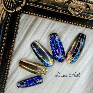 . 大人かっこいいメタリック✨ネイル💅🏻
ミラーはカメレオンタイプのパウダーを複数使用🤗
ゴールドやグリーン💚、オレンジ🧡やブルー💙パープル💜と光の当たり方に偏光して妖しい輝きです🌟
ブラック🖤とのバイカラーにし、偏光オーロラタイプのフラワー❁⃘*.ﾟ&バタフライ🦋シールで仕上げました🎶
パープル💜やブルー💙に偏光するオーロラ箔&銀箔のアレンジアートと合わせて、クールな光沢と輝きを楽しめます💕
人と差をつけたい個性的なデザインがお好きな方におすすめです💁🏻‍♀️
.
#ネイル #ネイルデザイン #オールシーズン #メタリック
#メタリックネイル #大人 #かっこいい #クール #バタフライネイル #蝶々 #フラワー #オーロラ箔 #銀箔 #バイカラー #ホログラム #ミラー #カメレオンミラー #長岡京市ネイルサロン #nailbook_fan #nailbookプリアンファサポーター #オールシーズン #ライブ #パーティー #女子会 #ハンド #蝶々 #ホログラム #バイカラー #ミラー #個性派 #ロング #コフィン #ネイビー #ゴールド #メタリック #ジェルネイル #ネイルチップ #lunanail2018 #ネイルブック