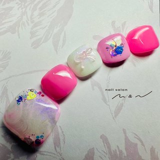 ハートのホロをあしらった大人可愛いフットネイル♡ 親指は他4本の同色を使ってニュアンスネイルに。
リボンパーツで可愛いさアップ。
#2025フットネイル#フット#フットネイル#ニュアンス#ホログラム#リボンパーツ#ピンクネイル #大人可愛い#nailbook_fan#滋賀県ネイルサロン#大津市ネイル#定額制 #セミオーダー#持ち込みデザインok #メンズ歓迎サロン #夏 #デート #女子会 #ハンド #ホログラム #ニュアンス #リボン #ショート #スクエア #ホワイト #ピンク #ジェルネイル #ネイルチップ #nail salon Ｍ＆Ｎ / miho #ネイルブック