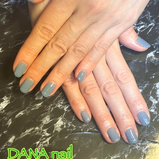 くすみブルーグレーのワンカラーネイル。 大人でクールです🩵
#くすみカラーネイル #ワンカラーネイル

ご覧頂きありがとうございます。
 
DANA nail 【パラジェル登録サロン ダナネイル】です。
京急日ノ出町駅から徒歩約5分です。
 
下記ご希望の方、ぜひいらしてください。
 
🍀大人可愛い、上品なデザイン
🍀持ちが良くない、爪が薄い・弱い等お悩みがある
🍀フィルイン（アセトンオフせず、一層残して塗布）
🍀美爪のためのケアとフォルム
🍀指先を綺麗に見せるカラー診断に基づいた色選び
🍀フットケア
🍀完全プライベート空間
🍀駐車場、ドリンクサービス、集塵機、空気清浄機
 
【住所】神奈川県横浜市西区東ヶ丘（ご予約時に道案内させていただきます。）
【アクセス】京急日ノ出町駅から徒歩約5分。
【メニュー】定額アート込み8,000円コースあります。ノープランの方、ご相談しながら決めたいと思っている方は、ワンカラーでご予約ください。
 
ご来店、心よりお待ちしています。
 
#Dananail #横浜ネイルサロン #日ノ出町ネイルサロン #桜木町ネイルサロン #プライベートネイルサロン #パラジェル登録サロン横浜 #パラジェル #パラジェルフィルイン #フィルイン #一層残し #ネイルケア #美爪育成 #30代ネイル #40代ネイル #50代ネイル #60代ネイル #定額ネイル #nailbook #nailbook_fan #大人かわいいネイル #大人上品ネイル #上品ネイル #爪の悩み #ネイル初心者さん大歓迎 #オールシーズン #梅雨 #オフィス #ハンド #ワンカラー #オーバル #水色 #グレー #スモーキー #ジェルネイル #お客様 #藤原 美奈 DANA nail #ネイルブック