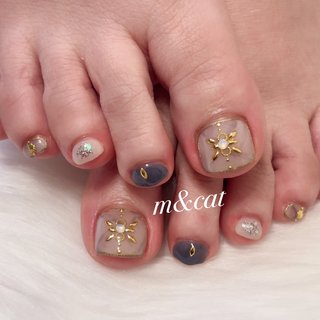 #フットネイル#スモーキーブルー#タイダイ#メタルパーツアート#夏 #m&cat(エム&キャット) #ネイルブック