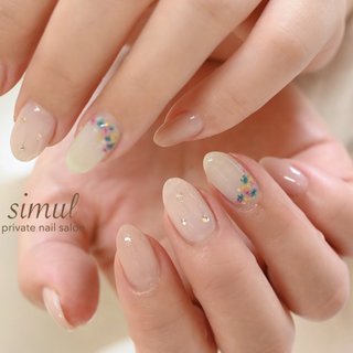 ドライフラワー🌼 
5月定額デザインです♪

color▷▷
▪️missmirage S52s
▪️gelgraph 128/132SG

#ドライフラワー 
#ワンポイントデザイン 
#梅雨ネイル 
#初夏ネイル 
#大人カジュアルネイル #夏 #梅雨 #ハンド #押し花 #ジェルネイル #お客様 #simul-シムール- #ネイルブック