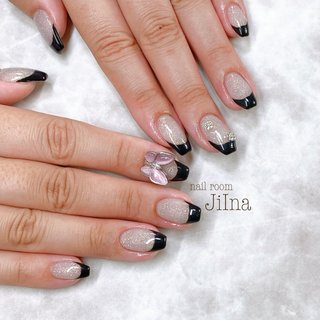 フラッシュ×フレンチ　Flash off. 
#北春日部ネイル#春日部ネイル#ネイルルームジーナ#ジーナ#JiIna#nailroomJiIna
#フラッシュネイル#フレンチネイル #手が綺麗に見えるネイル #オールシーズン #リゾート #パーティー #ハンド #蝶々 #フラッシュ #フレンチ #キラキラ #ブラック #ジェルネイル #お客様 #kana #ネイルブック