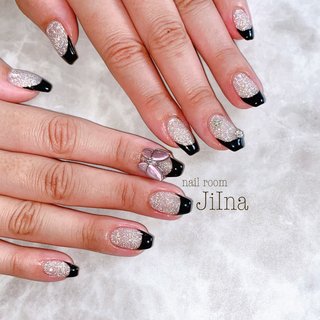 フラッシュ×フレンチ　Flash on. 
#北春日部ネイル#春日部ネイル#ネイルルームジーナ#ジーナ#JiIna#nailroomJiIna
#フラッシュネイル#フレンチネイル #手が綺麗に見えるネイル #オールシーズン #パーティー #デート #ハンド #蝶々 #フラッシュ #フレンチ #キラキラ #ブラック #ジェルネイル #お客様 #kana #ネイルブック