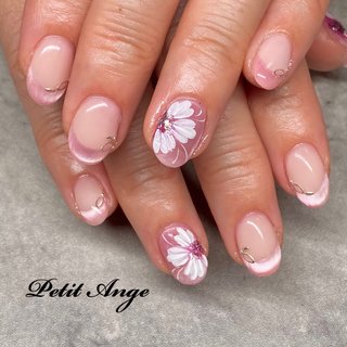 フレンチネイル(フレンチ)/ぷっくりフラワーのネイルデザイン