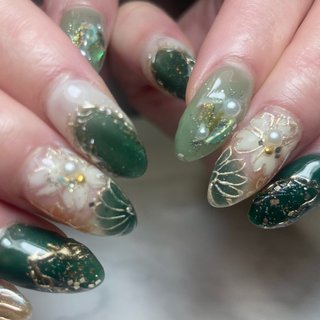 #アートし放題#夏ネイルデザイン#持ち込みデザイン#ミラーネイルデザイン#フラワーアート #春 #夏 #梅雨 #リゾート #ハンド #フラワー #シェル #ミラー #ミディアム #ポイント #ホワイト #グリーン #ジェルネイル #お客様 #SWEET NAIL #ネイルブック