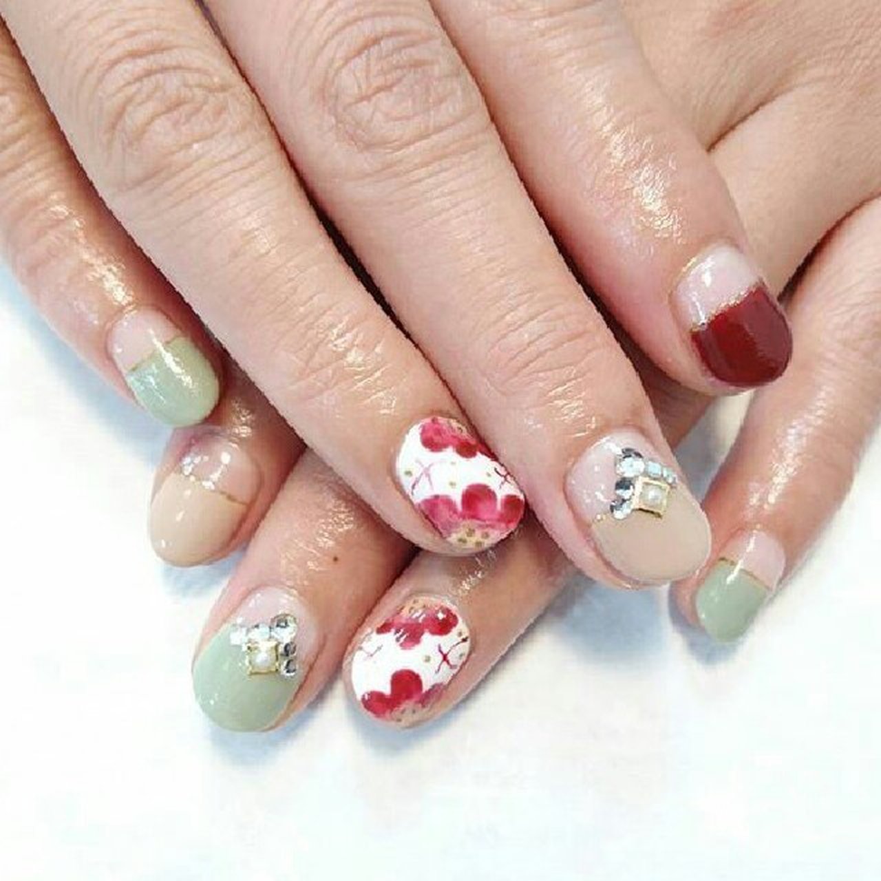 秋 冬 ハンド 変形フレンチ フラワー Chieのネイルデザイン No ネイルブック