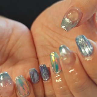 ✨夏の先取りネイル💅💎 透明感のあるブルー×オーロラデザインで、指先から涼しさを演出🌊🌈
立体感のある艶ジェルで仕上げて、うるうるツヤツヤな仕上がりに♡

☑️ガラスフレンチ風
☑️ニュアンス×ミラーライン
☑️ブルー系グラデーション

夏にぴったりな爽やかデザイン、ぜひお試しください♪

📍福岡市西区姪浜ネイルサロン【MyNail】
完全予約制・プライベート空間でゆったり施術いたします💗

#福岡ネイル #姪浜ネイル #姪浜ネイルサロン #福岡市西区ネイル #ガラスフレンチ #夏ネイル #ブルーネイル #うるうるネイル #オーロラネイル #マイネイル福岡 #夏 #旅行 #七夕 #海 #ハンド #フラッシュ #マグネット #オーロラ #ミディアム #スクエア #水色 #ブルー #シルバー #ジェルネイル #お客様 #Mai Fukuhara #ネイルブック