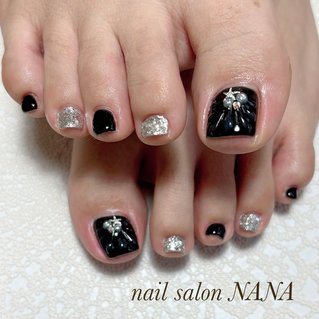 ブラック🖤＆シルバー🩶 
#ネイルサロンナナ #nailsalonNANA#千葉市緑区ネイルサロン #千葉市ネイルサロン#ちはら台ネイルサロン #ちはら台ネイル #ちはら台#おゆみ野ネイルサロン#おゆみ野ネイル#おゆみ野 #浜野ネイルサロン #浜野ネイル#浜野#鎌取ネイルサロン #鎌取ネイル #鎌取#ジェルネイル#ネイルブック#ブラック#シルバー#フットネイル #夏ネイル #手が綺麗に見えるネイル #春 #夏 #フット #マーメイド #キラキラ #ミディアム #スクエアオフ #ブラック #シルバー #ジェルネイル #nail salon NANA（TAMURA） #ネイルブック