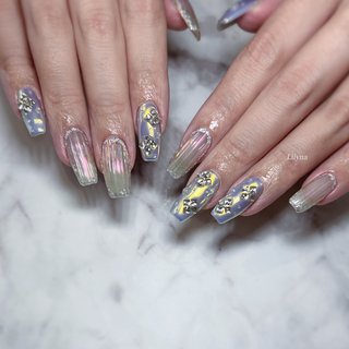 ストーンで紫陽花ネイル🩵 
#紫陽花ネイル #梅雨ネイル #バカラネイル #オーロラネイル #キラキラネイル #夏 #梅雨 #パーティー #女子会 #ハンド #水滴 #オーロラ #大人 #キラキラ #シアー #ミディアム #スクエア #クリア #水色 #パステル #ジェルネイル #お客様 #nailsalon Lilyna #ネイルブック