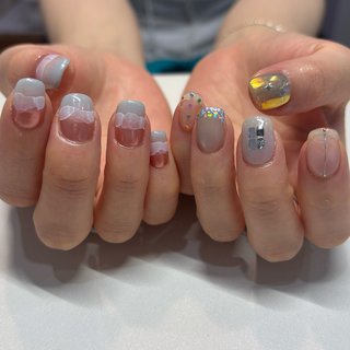 【ニュアンス空×ホログラム☁️✨】 
左右で印象の違うアシンメトリーデザイン𓂃𓈒𓏸
片手はふんわり雲アートで優しい雰囲気に、
もう片手はホイルやホログラム、ラインアートで
モードな印象に仕上げました🫧

気分に合わせてアートをミックスするのもおすすめ◎
お洋服や雰囲気に合わせたデザイン提案もお任せください🫶

#福岡ネイル #福岡ネイリスト #アシンメトリーネイル #雲ネイル #ニュアンスネイル #個性派ネイル #おしゃれネイル #透明感ネイル #ちゅるんネイル #春 #夏 #ハンド #ホログラム #ニュアンス #マグネット #ミラー #大人 #ショート #スクエア #ピンク #水色 #シルバー #ジェルネイル #セルフネイル #tomoka #ネイルブック