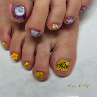 #フット #ワンカラー #推しネイル #推しカラー #パープル #イエロー #シマエナガ #ハート #ライブ #フラッシュネイル #ラグジュエルフラッシュ #キラキラネイル #agehagel #フラワーパーツ #キラリン #ライブ #推し活 #フット #フラッシュ #ワンカラー #ハート #キラキラ #スクエア #イエロー #パープル #ゴールド #ジェルネイル #お客様 #Reim #ネイルブック