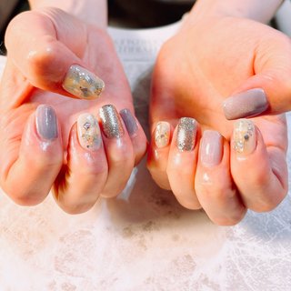 シェルを使った透明感のあるキラキラネイル💅 
#ジェルネイル #キラキラ #シンプルネイル #スクエア #アンズネイル三島#三島市ネイルサロン # #春 #夏 #ハンド #ニュアンス #マグネット #ミディアム #スクエアオフ #ホワイト #イエロー #水色 #ジェルネイル #お客様 #anzunail #ネイルブック
