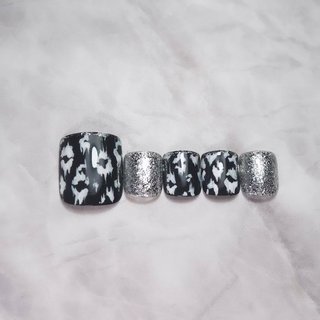 @nailroom_nord デザインサンプル
F-№012 レオパード🐆

モノトーンで仕上げたレオパードデザイン！
フットネイルの季節なりました～🌞

𓐍 𓂃 𓈒𓏸 𓂃◌𓈒𓐍 𓈒 𓏸 𓐍 𓂃 𓈒𓏸 𓂃◌𓈒𓐍 𓈒𓏸 𓐍 𓂃 𓈒𓏸ㅤㅤㅤㅤㅤㅤ
Nailbookにてネット予約受付中！
✳午前中のご予約枠が埋まりやすくなっております。
ご希望の方は、ぜひお早めにご予約ください😌
ㅤㅤㅤㅤㅤㅤㅤㅤㅤㅤㅤㅤㅤ
ご相談やお問い合わせなどInstagramのDMへお気軽にご連絡下さい😊
ㅤㅤㅤㅤㅤㅤㅤㅤㅤㅤㅤㅤㅤ
❁.｡.:*:.｡.✽.｡.:*:.｡.❁.｡.:*:.｡.✽.｡.:*:.｡.❁.｡.:*:.｡.✽.｡.:

#メディカルネイルプランナー茨城
#自爪育成サロン#深爪育成
#フィルインサロン#フィルイン施術
#日立ネイル#日立ネイルサロン#日立市ネイル
#日立市ネイルサロン#巻き爪ケアサロン
#日立市巻き爪ケア#夏ネイル#レオパードネイルデザイン #フットネイルデザイン #夏 #フット #アニマル柄 #キラキラ #ショート #スクエアオフ #ブラック #シルバー #モノトーン #ジェルネイル #ネイルチップ #nailroom_nord #ネイルブック