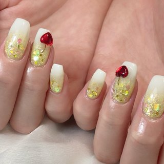 ネイルンページ 左右非対称ネイルのネイルデザイン | グロッシーコート