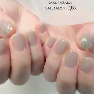一本だけポイントでキラキラのシアーカラー。 
#シアーネイル#グレージュ #シンプル#桜坂ネイルサロン #オールシーズン #ハンド #ラメ #ワンカラー #ショート #オーバル #グレージュ #グレー #ジェルネイル #お客様 #桜坂ネイルサロンM #ネイルブック