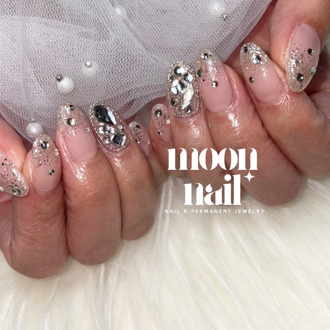 キラキラ/ベージュ - MOON.NAILのネイルデザイン[No.9507534