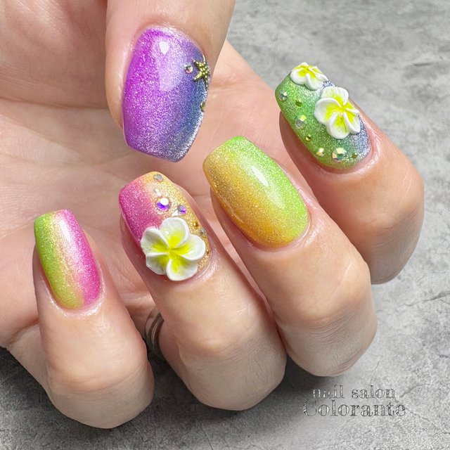 2025最新】夏色にキラキラ、奥行きまで楽しめるネオンマグネットネイル