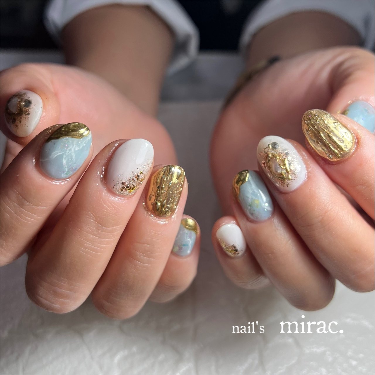 ハンド/ホワイト/水色/ゴールド - nail'smirac.☆林 智子のネイル