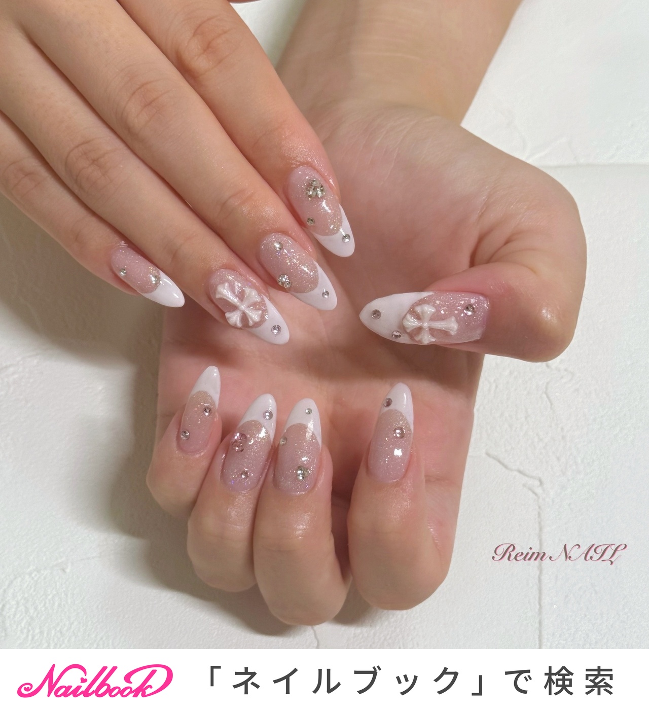 フレンチネイル(フレンチ)/＃Vカットストーンのネイルデザイン
