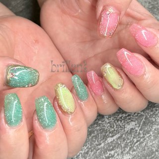 定額デザインコースの囲みミラーをフラッシュカラーでされました💁🏻‍♀️ 左右でカラーを変えてキラキラ可愛いです✨

ありがとうございました♡

♦︎♢♦︎♢♦︎♢♦︎♢♦︎♢♦︎♢♦︎♢♦︎♢♦︎♢♦︎♢♦︎♢♦︎♢♦︎♢♦︎♢♦︎♢♦︎♢♦︎

愛知県豊田市梅坪町 nail & porcelarts 【brillant】〜ブリオン〜
爪を傷めないフィルイン専門＆こだわりの美フォルムネイル
BONDIST パーマネントジュエリー加盟店
形状記憶ジェルチップ zerogel 取扱店
アセトンを使わず長持ちジェルネイルのパーフェクトフィルイン
mao gel・深爪&巻爪ケア 導入サロン🏠
メニュー表・ご予約はネイルブックをご覧ください😌
https://nailbook.jp/nail-salon/495/

ポーセラーツ教室についてはこちら👉 @brillant_porcelarts 

#ジェルネイル 
#豊田市 #豊田市ネイルサロン 
#kokoistok #nailbook_fan #フラッシュネイル #オールシーズン #ハンド #フラッシュ #ミラー #ミディアム #コフィン #ピンク #グリーン #ジェルネイル #お客様 #こみあぃ #ネイルブック