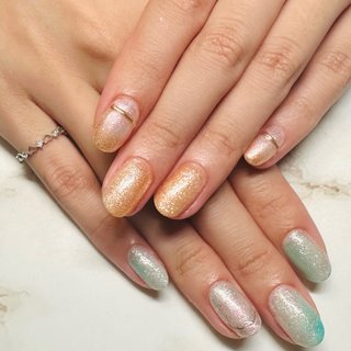 #お客様ネイル💅🏻 #グラデーション#アシンメトリー#リング #オールシーズン #梅雨 #海 #リゾート #ハンド #グラデーション #ラメ #大人 #キラキラ #リング #ミディアム #ラウンド #ホワイト #イエロー #グリーン #ジェルネイル #お客様 #武蔵浦和駅🌙美爪・ネイルサロン🍊 #ネイルブック