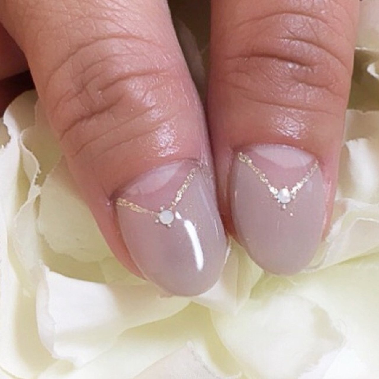 クリスマス ハンド シースルー グレージュ グレー 花音サロンのネイルデザイン No ネイルブック