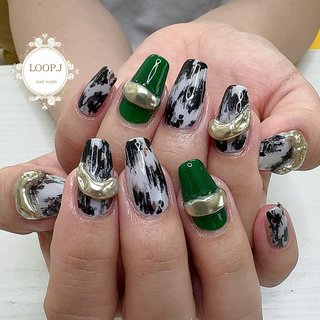 ジェルネイルチップ グリーン✕黒 チェーン クラウン 蝶々 縦グラデ