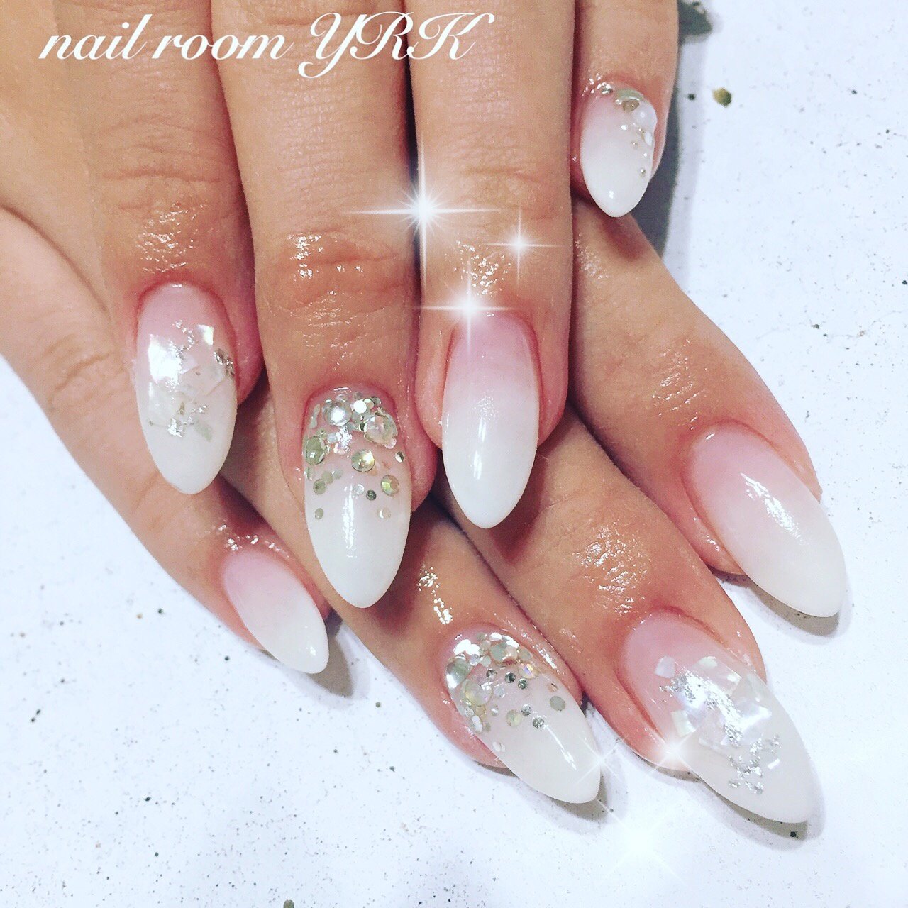 オールシーズン クリスマス ハンド グラデーション ビジュー Nail Room Yrkのネイルデザイン No ネイルブック