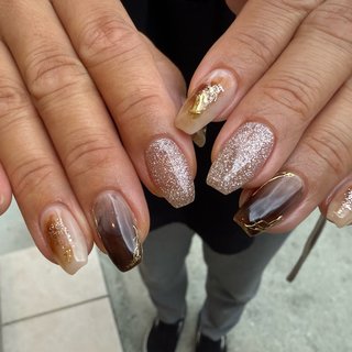 ブラウンゴールドニュアンスシェルネイル ラメ バイカラー 韓国