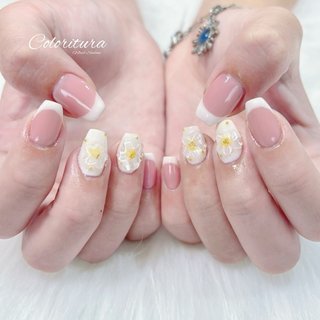 フレンチネイル(フレンチ)/ぷっくりフラワーのネイルデザイン