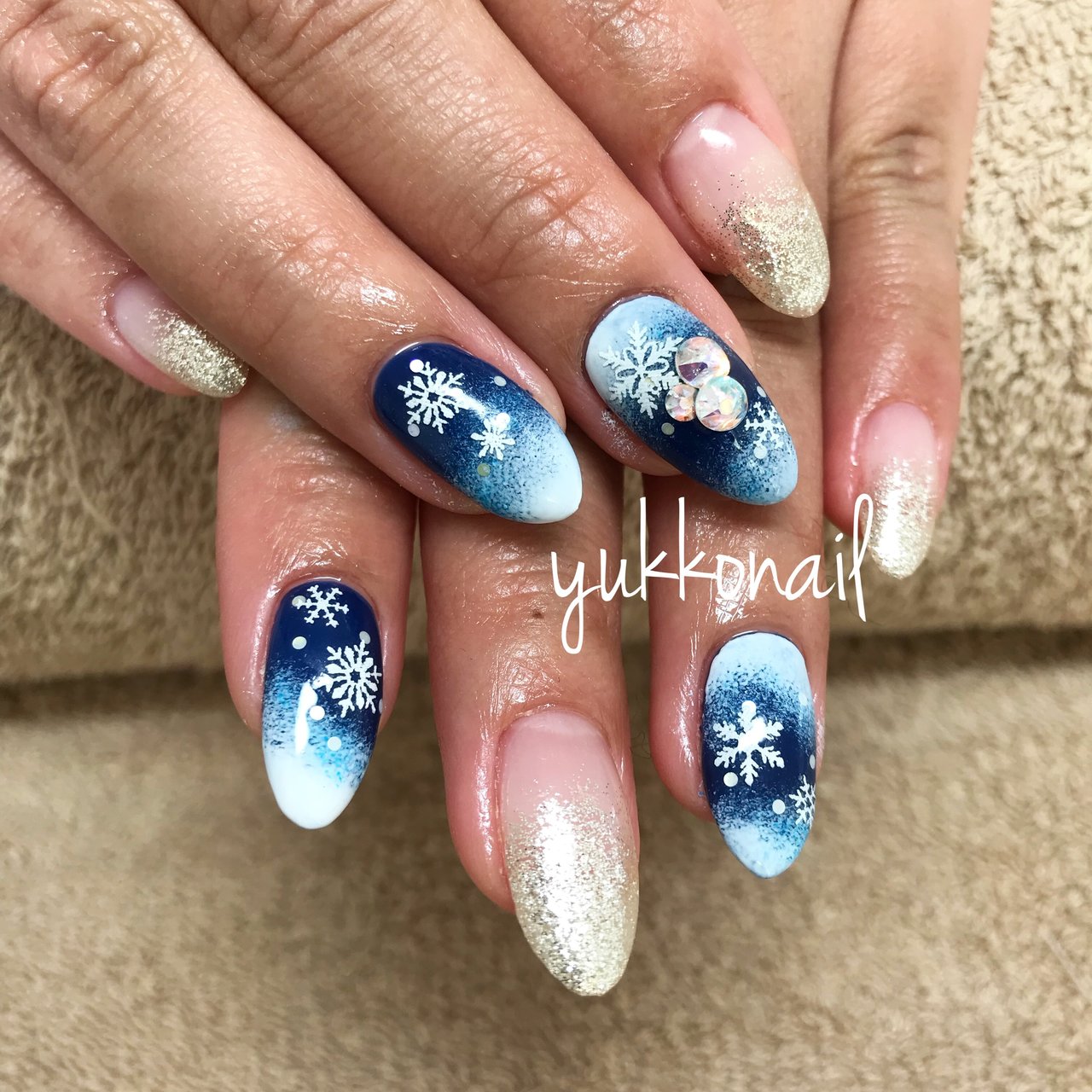 グラデーション 雪の結晶 ホワイト ネイビー シルバー Yukko Nailのネイルデザイン No ネイルブック