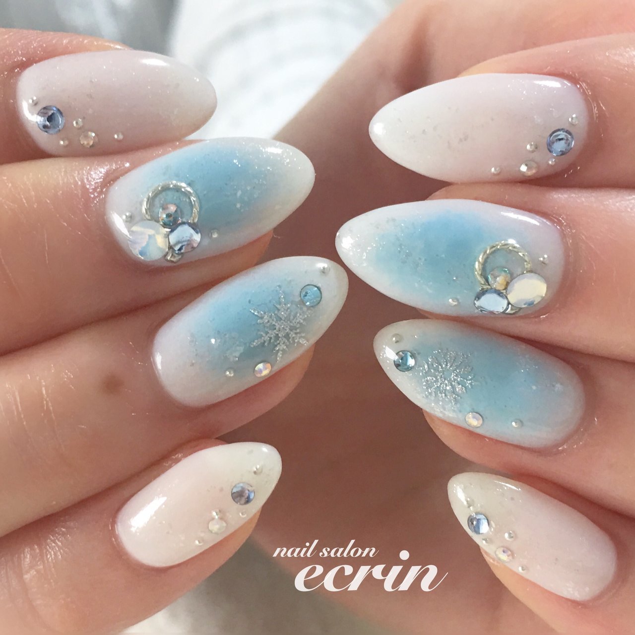 冬 クリスマス チーク 雪の結晶 ホワイト Nail Ecrinのネイルデザイン No ネイルブック