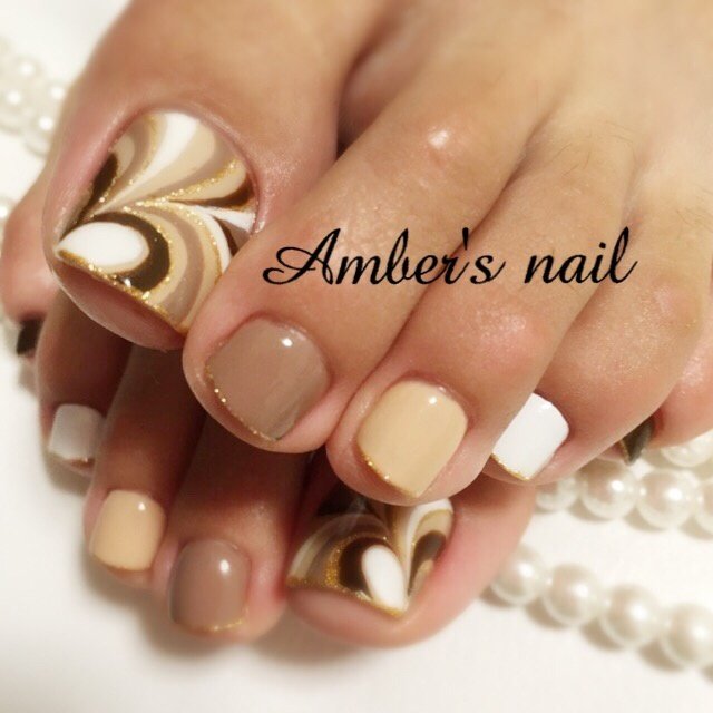 オールシーズン フット プッチ ホワイト ベージュ Amber S Nail アンバーズネイルのネイルデザイン No ネイルブック